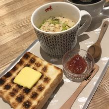 トーストにはジャムとバターがついてます