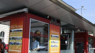 ミラベル宮殿の前の広場