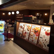 軽食のお店っぽく、入りやすい雰囲気。
