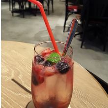 果物がふんだんで、さわやか美味しいカシスベリーソーダ