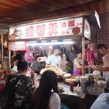 基隆廟口夜市の風景：&#34691;蟹羹で油飯(中華おこわ)