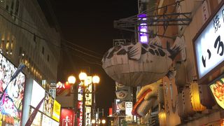大勢の観光客で夜も賑わい
