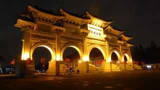 夜はライトアップされ門がきれいに浮かび上がります