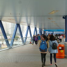 この空中回廊でセントラル方面まで歩いて行きます