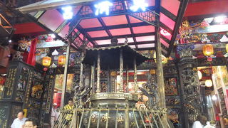 夜市の雰囲気に溶け込んでいる感じのお宮