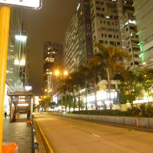 ネイザンロードの彼方此方に出口が有ります