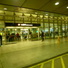 駅構内も広々としててもはや空港です