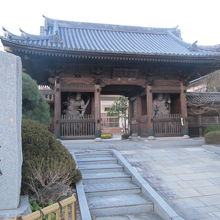 入口から眺める山門（仁王門）の様子