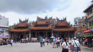 建物に施されている彫刻は見事なものでした