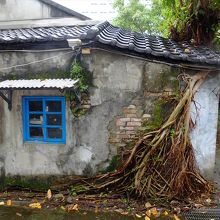 四市南村の一画には、タプロム寺院を連想させるような元住居も