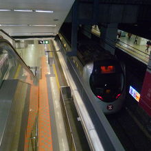 紅&#30945;駅にて出発を待つ西鐡線車両