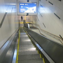 地中深くに潜っていくテイストの某駅の様子