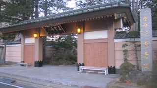 横長の立派な山門がインパクトあります