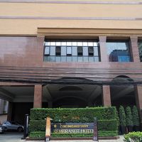 入口前の車寄せ部分。トゥクトゥクサービスもあるそうです。