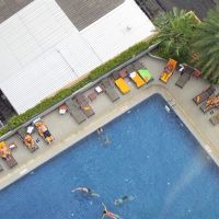 プールもあります。多くの人が楽しんでますね。