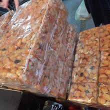 金三峡牛角の店内の風景：お土産に買ったお菓子