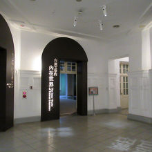 左右のドアが建物・歴史、中央のドアから台湾文学が始まります