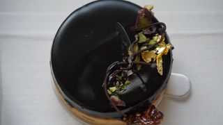 ブラックチョコレートとミルクチョコを何層か積み上げた複雑系の味わい