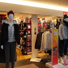 真冬対応のマネキンが一番前に並んでいます