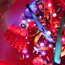 生命の木は、階段を登りながら見学。撮影は１階のみ許可。