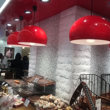 エスカレーターを降りると目の前に