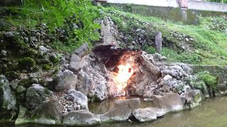 噴き出す天然ガスが燃えていました