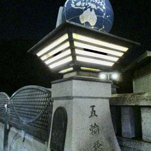 欄干の壁にはレリーフもあります