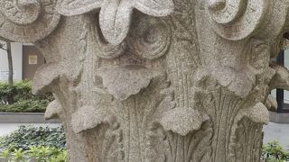 戦前に建てられた銀行では玄関の門柱が巨大な石づくりになっておりその梁を支える頭部分が残されていた