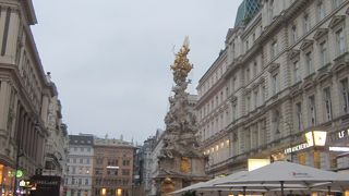 繁華街に建つ塔