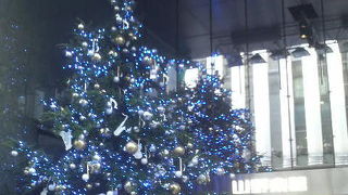 音符や楽器で飾られたクリスマスツリーが見事でした