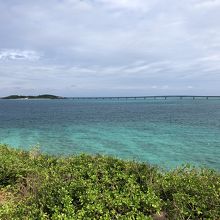 青い海の向こうに池間大橋