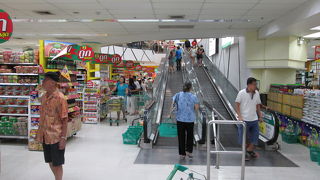 大きくて勾配の緩やかなエスカレーターが完備