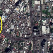 サパーンタクシン駅は、ホームが他の半分しかありません。単線