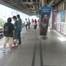 サパーンタクシン駅は、ホームが単線で、かつ幅が狭いです。