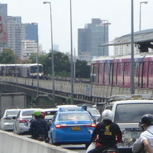 上りの列車がホームに停車している間、下りの列車は待っています