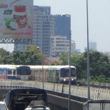 下り列車は、上りの列車が通り過ぎるまで、停車し、待っています