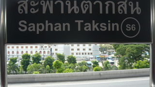 サパーンタクシン駅は、現在、単線運行ですが、拡幅工事で生まれ変わろうとしています。