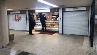 神戸電鉄改札付近にあります