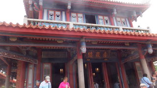 赤褐色のレンガで作られていたお城、城壁、道が印象的でした