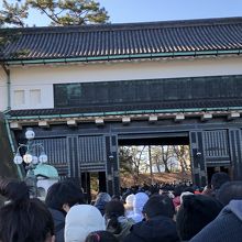 2019．一般参賀に入るため正面石橋を渡る