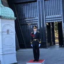 正面石橋を渡り終えたところにいらっしゃる、皇宮警察の方