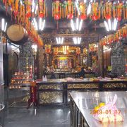慈恵宮　台湾のお寺にはお参りの人が絶え間なく訪れます。