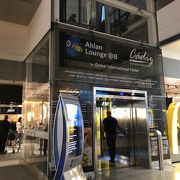 空港内にあるホテルのレストランを使用