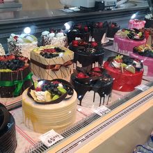 ホールケーキのデコレーションは独特