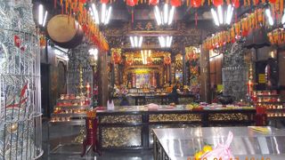 慈恵宮　台湾のお寺にはお参りの人が絶え間なく訪れます。