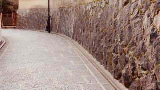 短い道だけど、そこは京都東山の道！ 風情ある石畳です