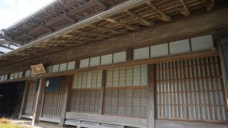 格子戸が多用されていて豪華さも