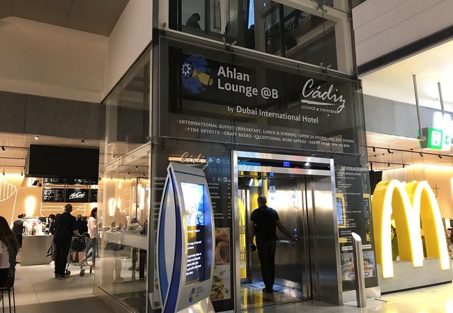 空港内にあるホテルのレストランを使用