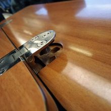 テーブルのボルトが緩んでいる