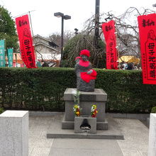 のぼりが建てられてひときわ際立ちます。